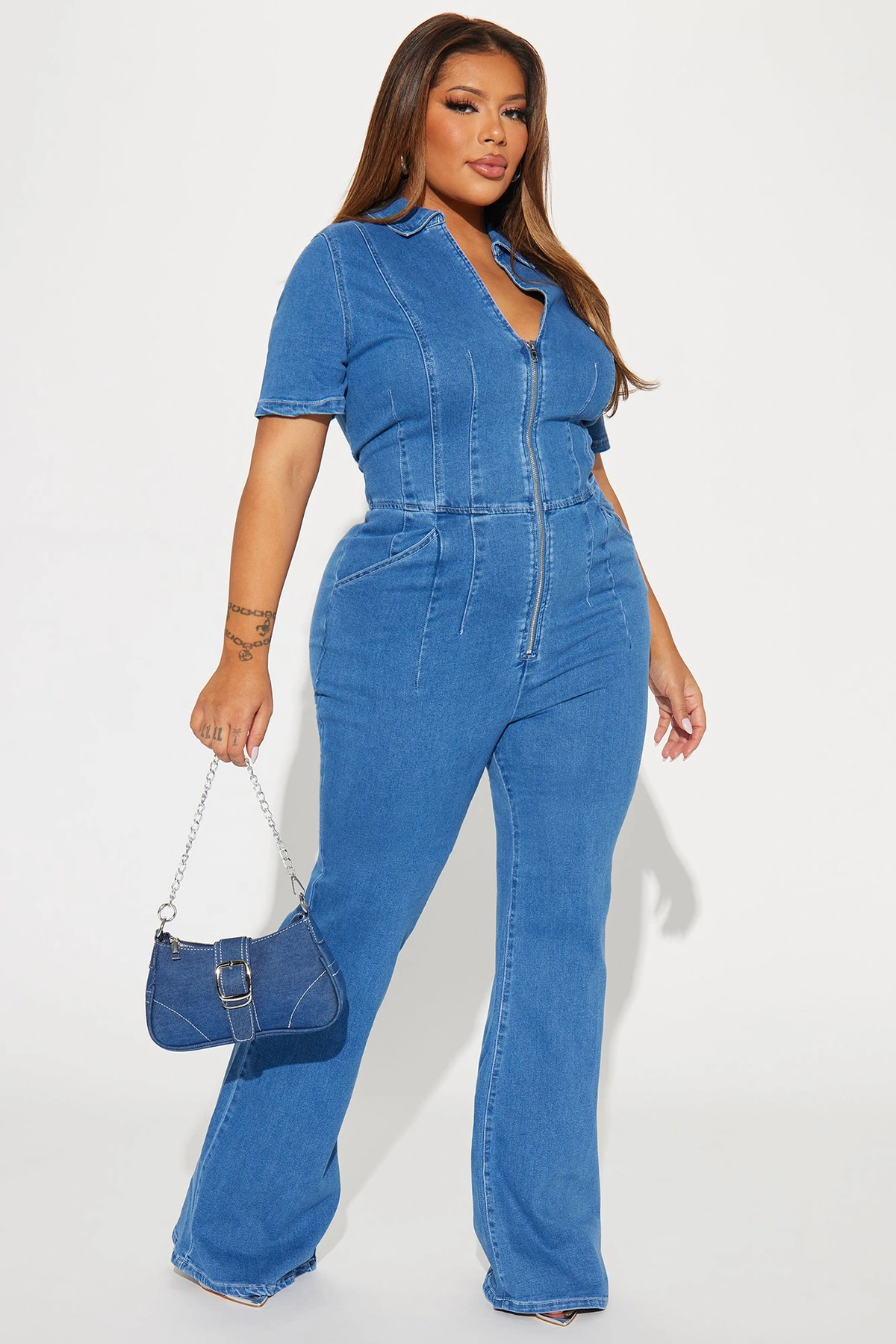 Can't Be Tamed Denim Jumpsuit - Medium Wash — Ganga de lavagem média