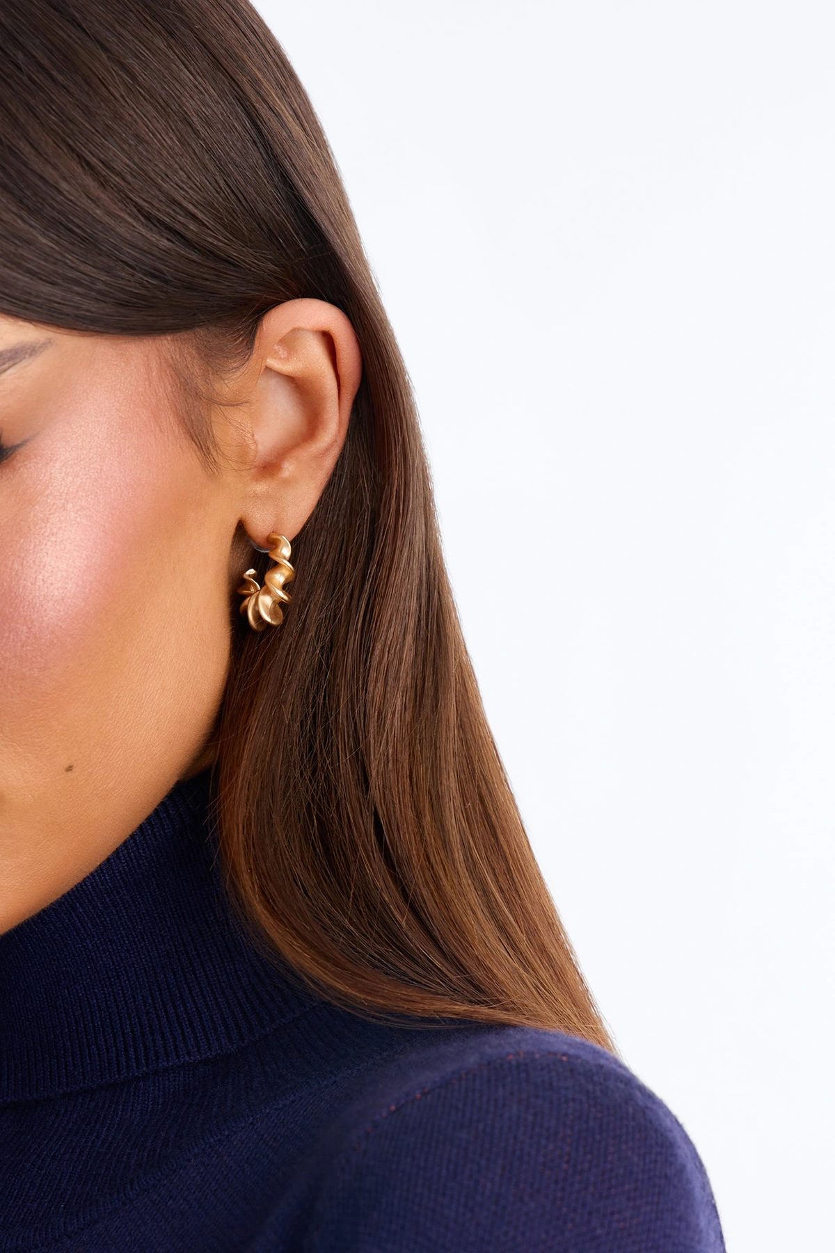 Twisting The Truth Hoop Earrings - Antique Gold — Antique Dourado