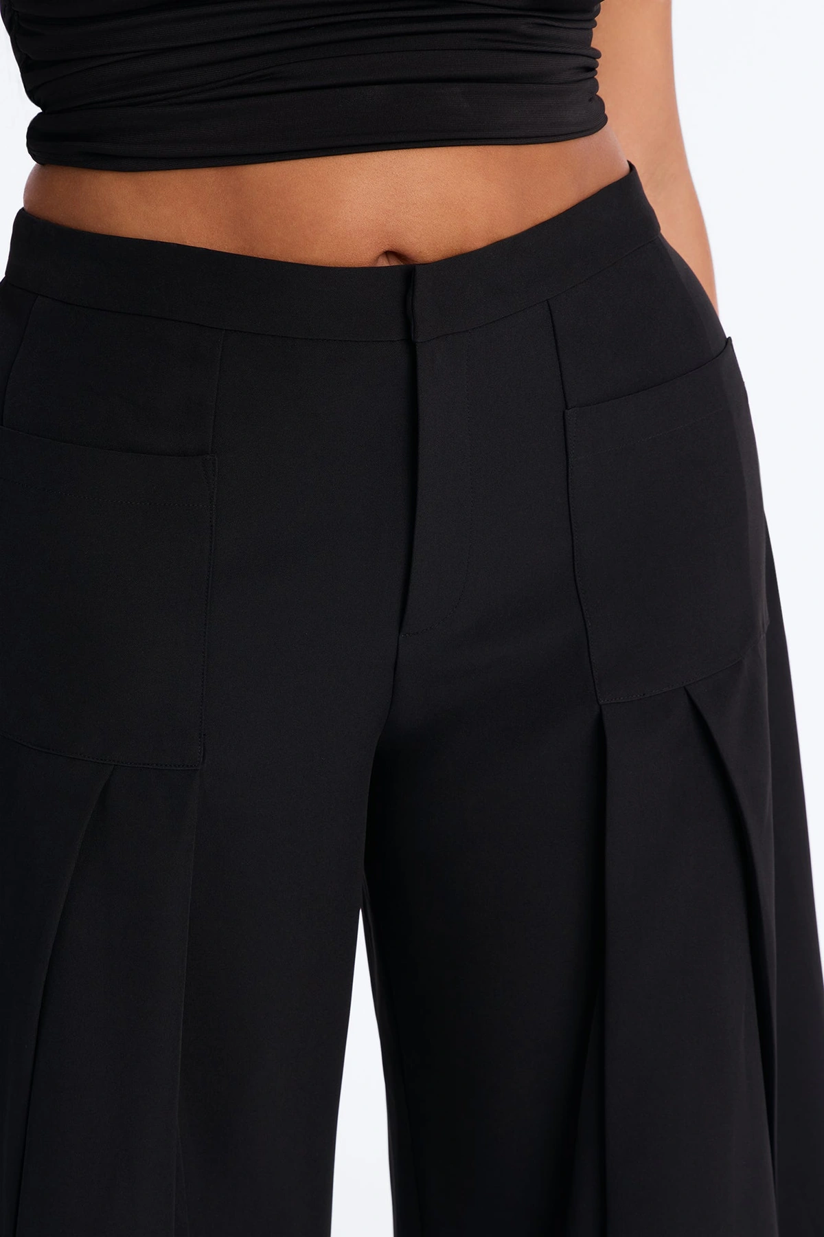 Stand Out Super Wide Pleated Trouser - Black — Preto