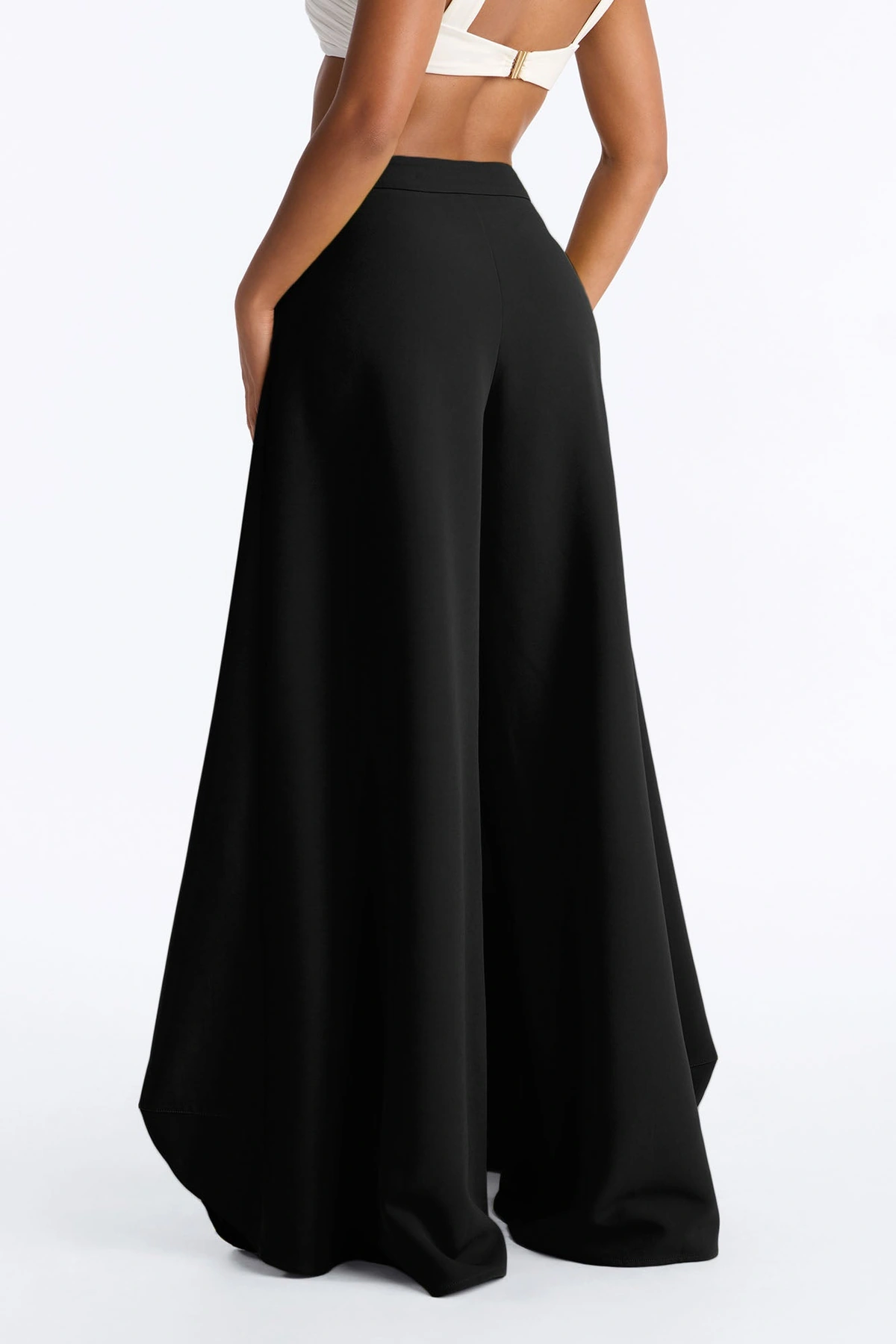 Stand Out Super Wide Pleated Trouser - Black — Preto