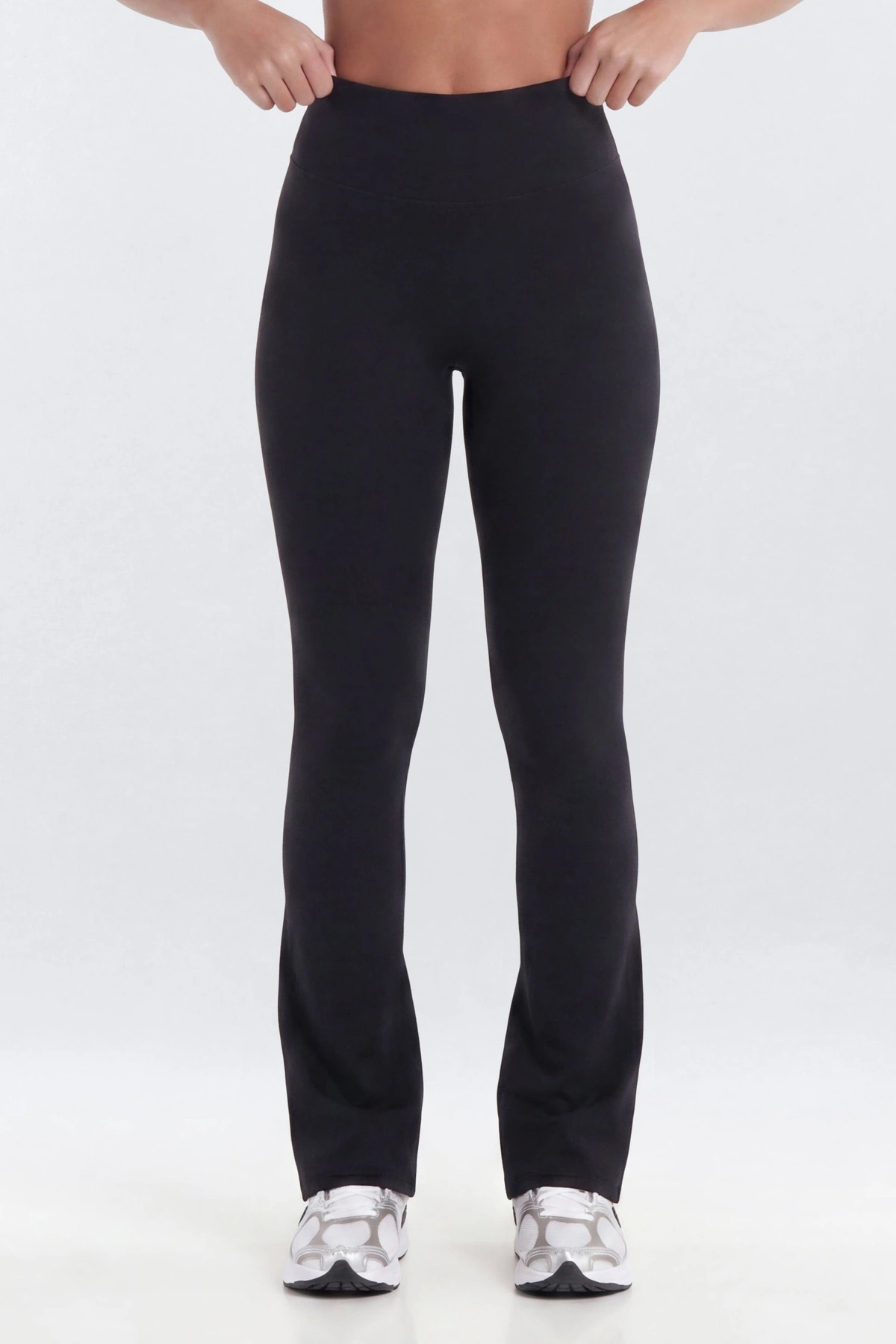 CloudForm™ 32″ Flare Legging - Black — Preto