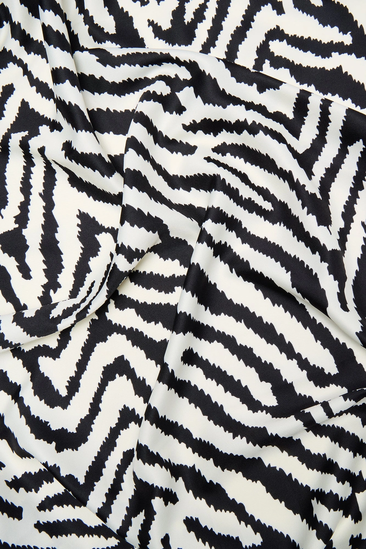 In A Dazed Zebra Head Scarf - Black/White — Preto/Branco
