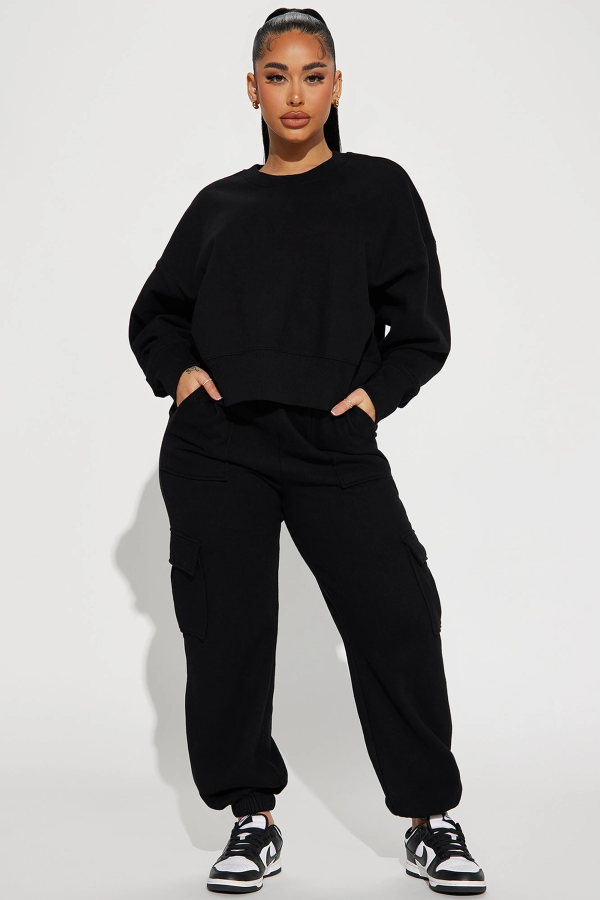 Follow Me Around Sweatsuit - Black — Preto