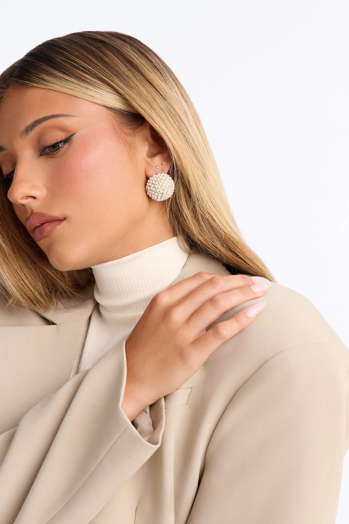 A Little Flirty Stud Earrings - White — Branco