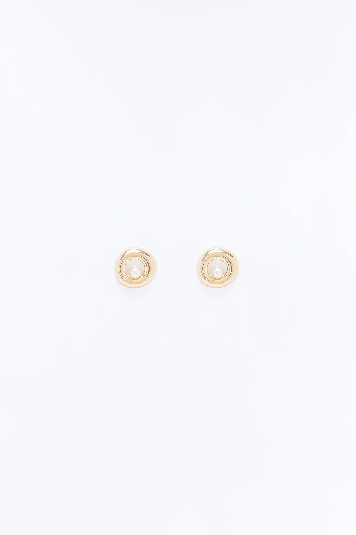 Keeping Up With It Pearl Stud Earrings - Gold — Dourado