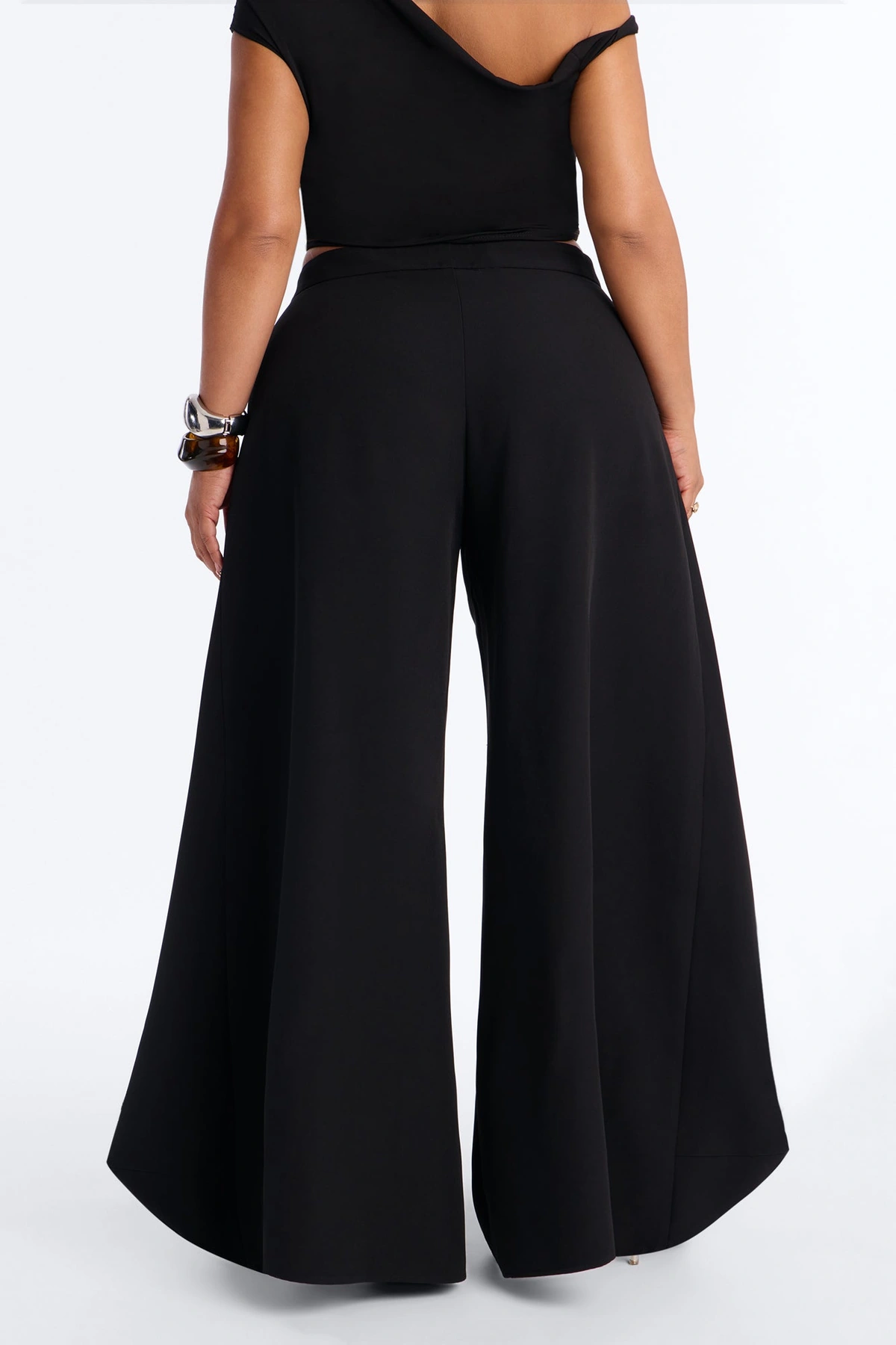 Stand Out Super Wide Pleated Trouser - Black — Preto