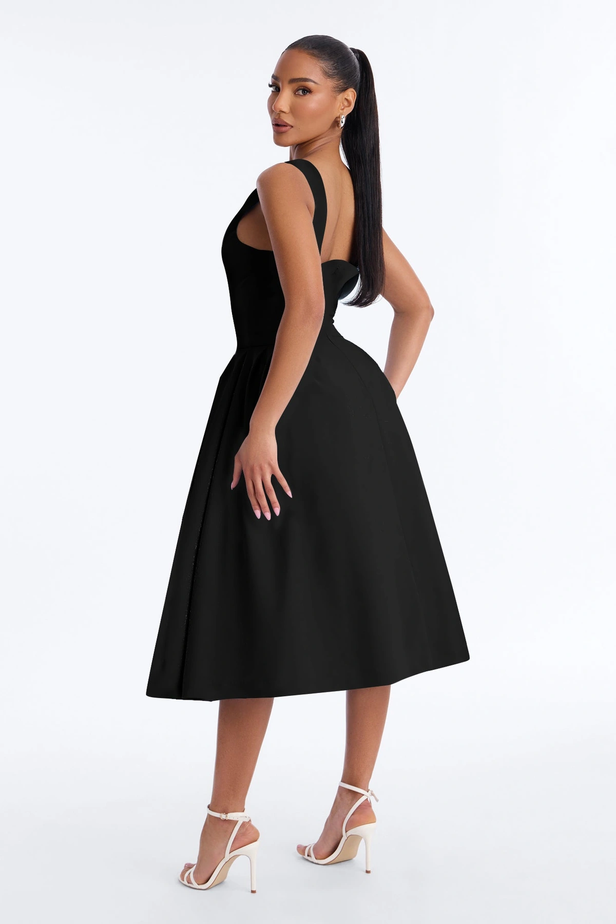 Anika Pleated Midi Dress - Black — Preto