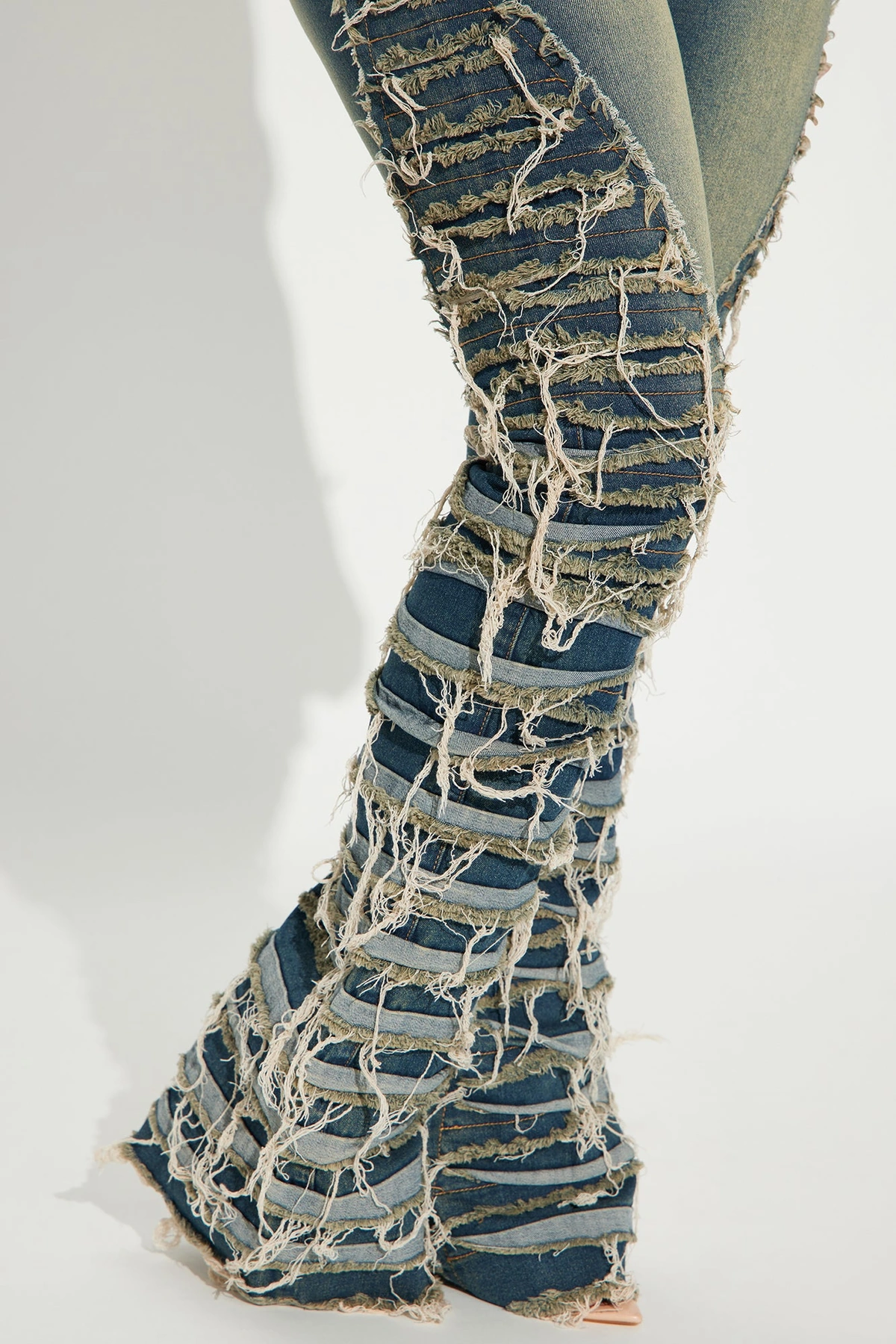 Feeling Brand New Tinted Flare Jeans - Medium Wash — Ganga de lavagem média