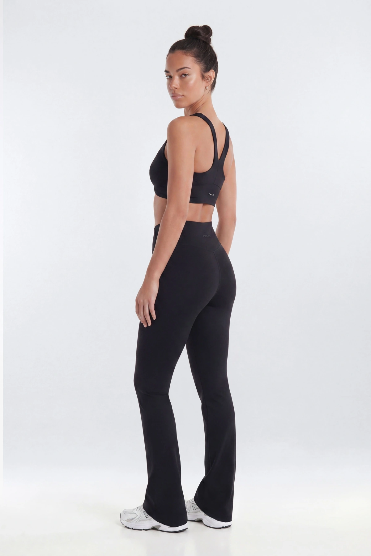CloudForm™ 32″ Flare Legging - Black — Preto