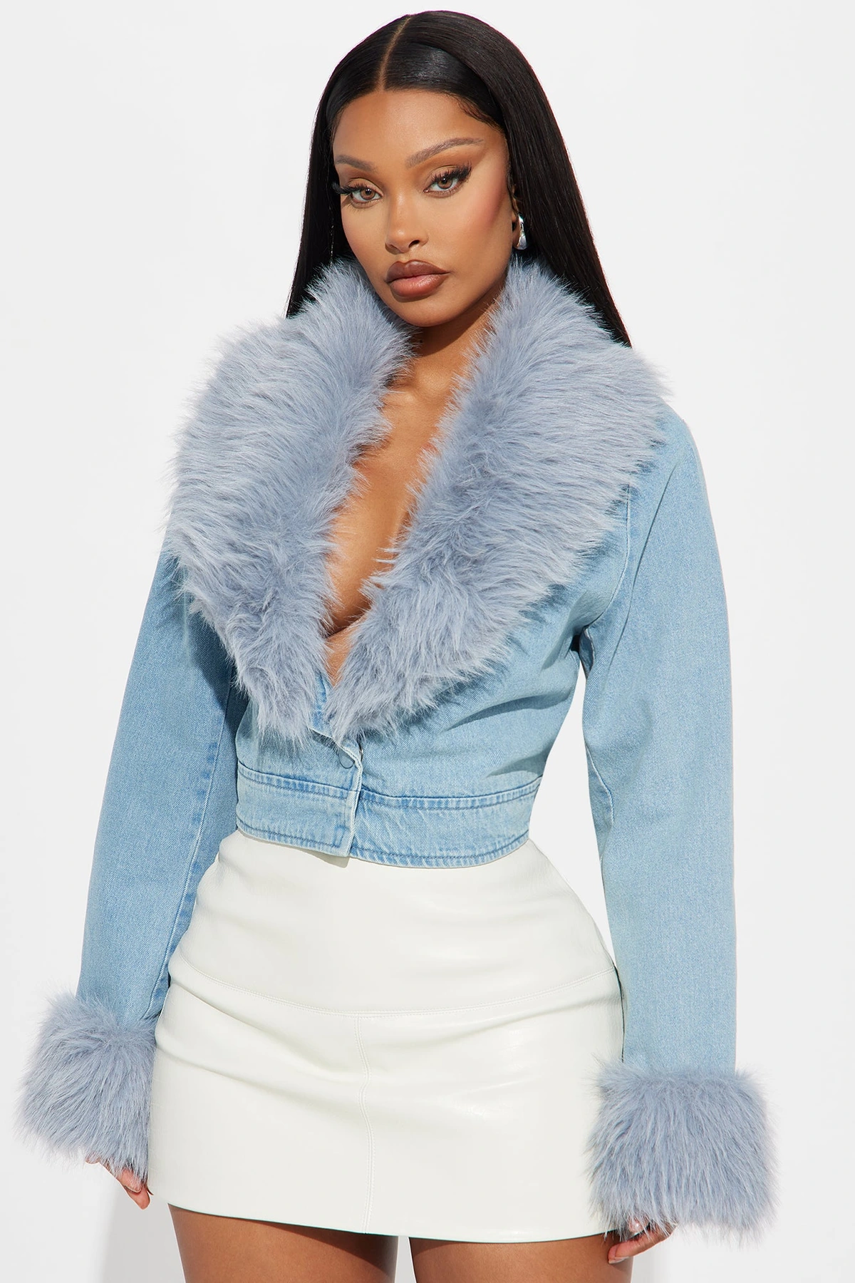 All For You Faux Fur Cropped Denim Jacket - Light Wash — Ganga de lavagem clara