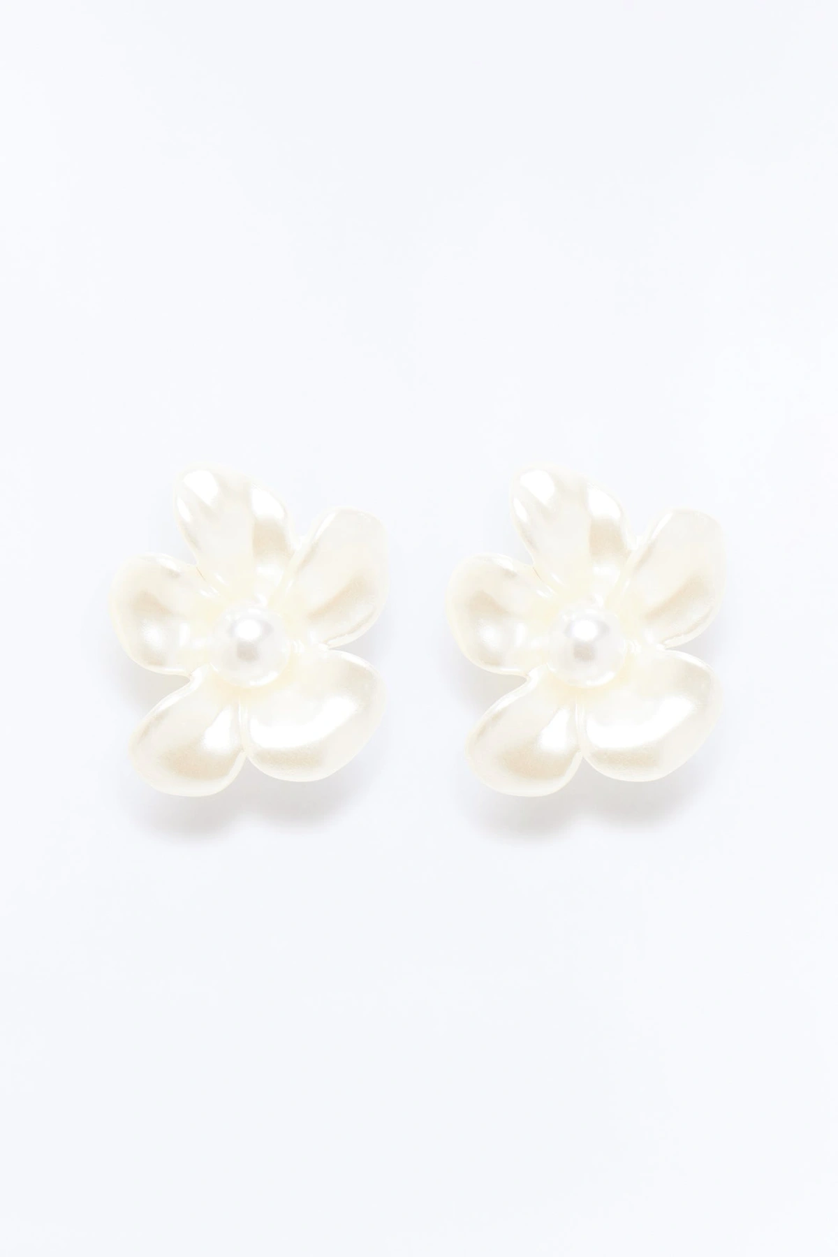 Petal Love Stud Earrings - White — Branco