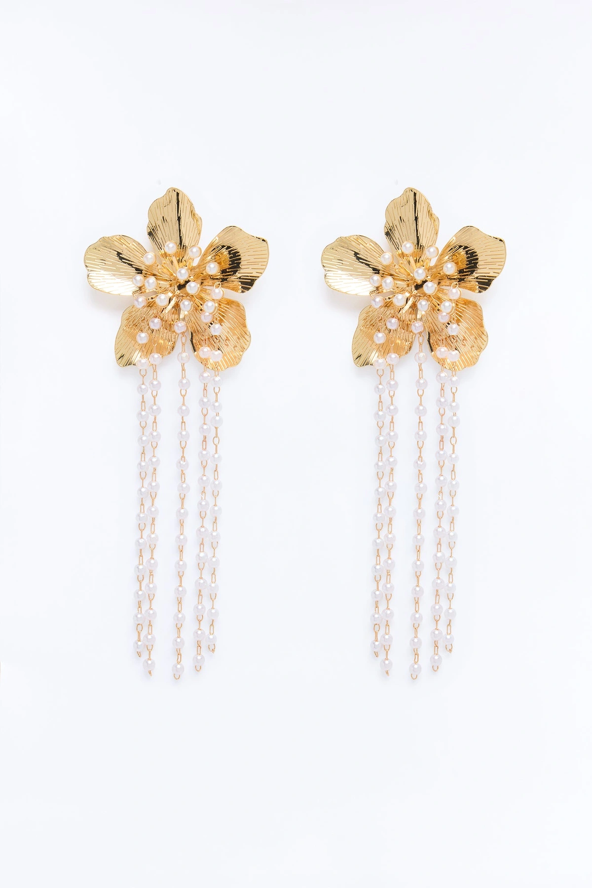 Pearl Kissed Petal Drop Earrings - Gold — Dourado