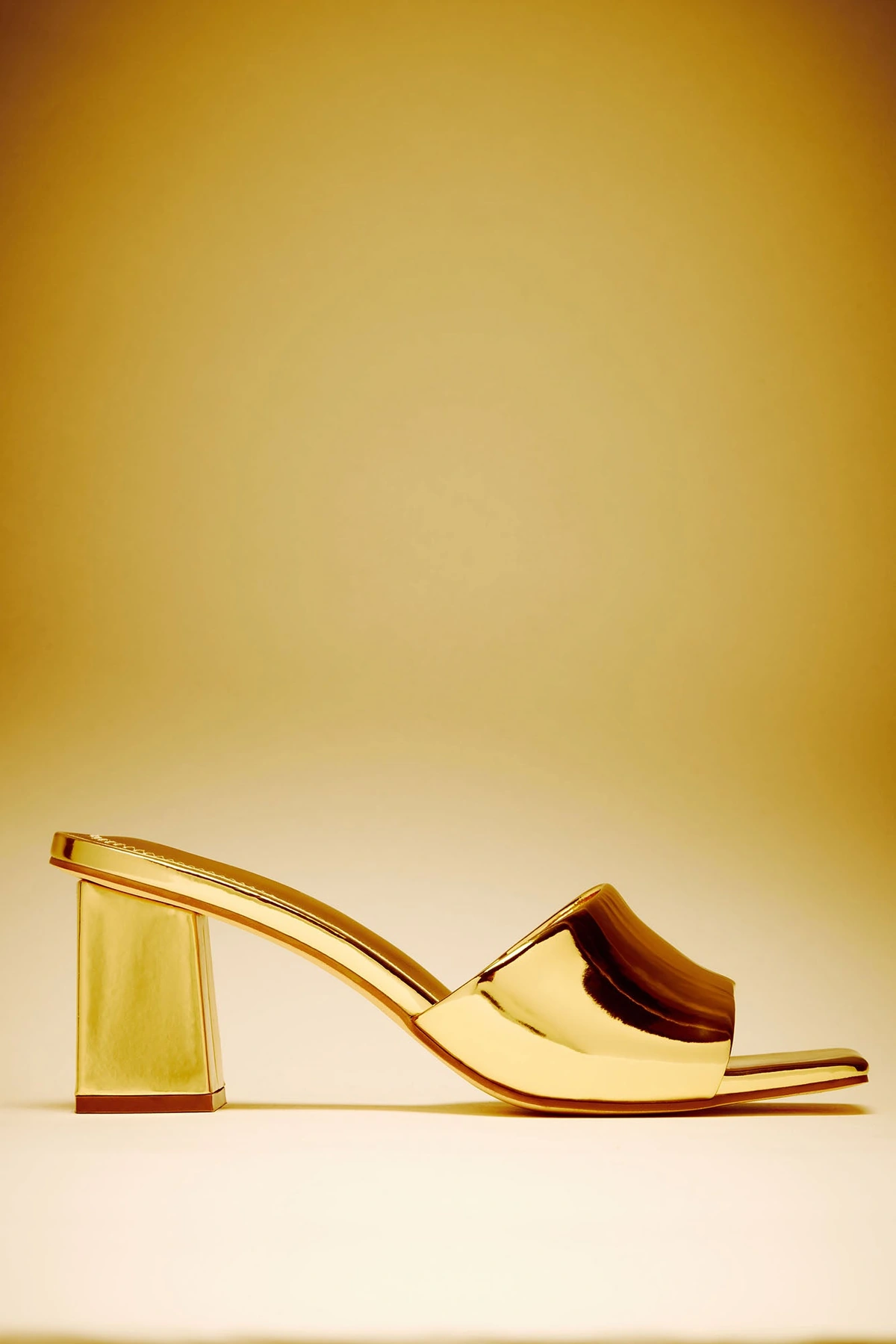 Meant To Last Heeled Mules - Gold — Dourado