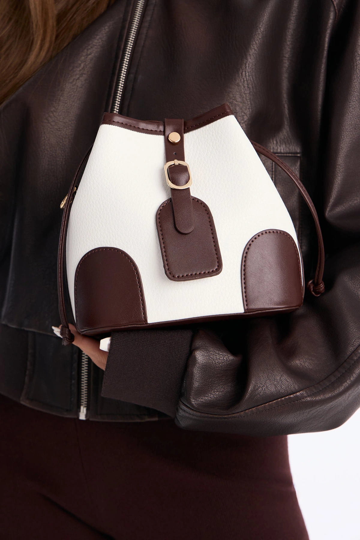 Lunch Date Faux Leather Bucket Crossbody Handbag - White/combo — Branco/combinação