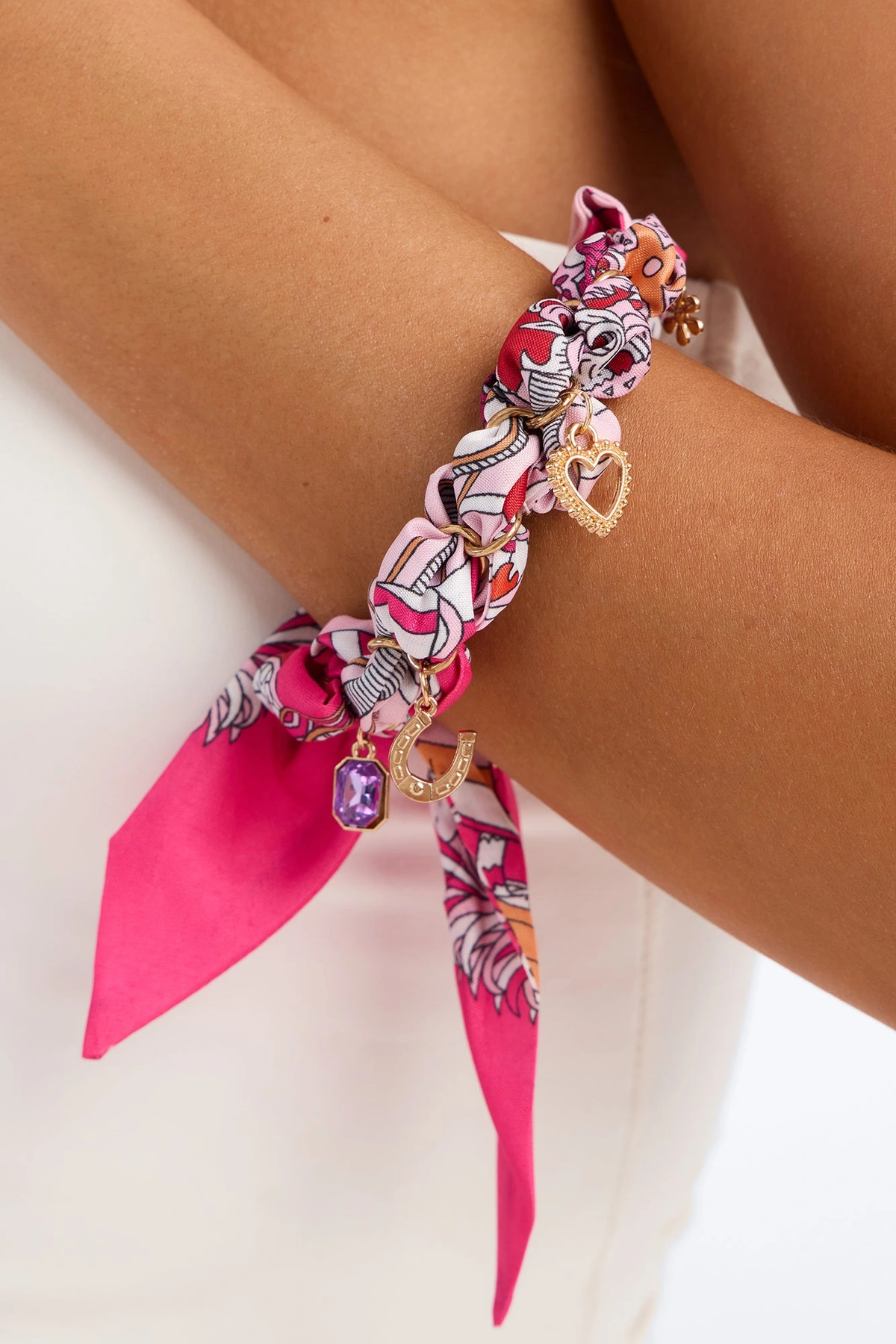 Cassie Scarf Charm Bracelet - Gold/Pink — Dourado/Rosa