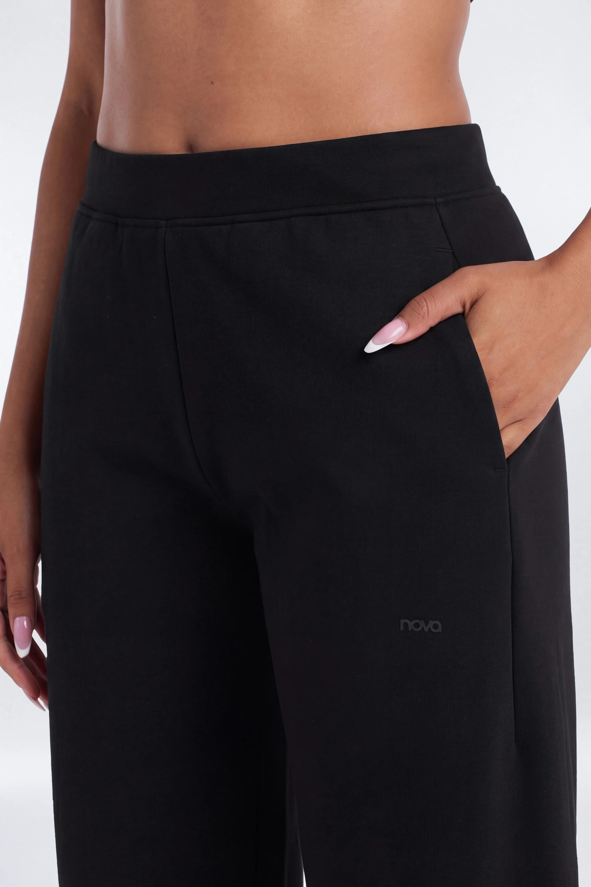 Technical Knit 32″ Straight Leg Pant - Black — Preto