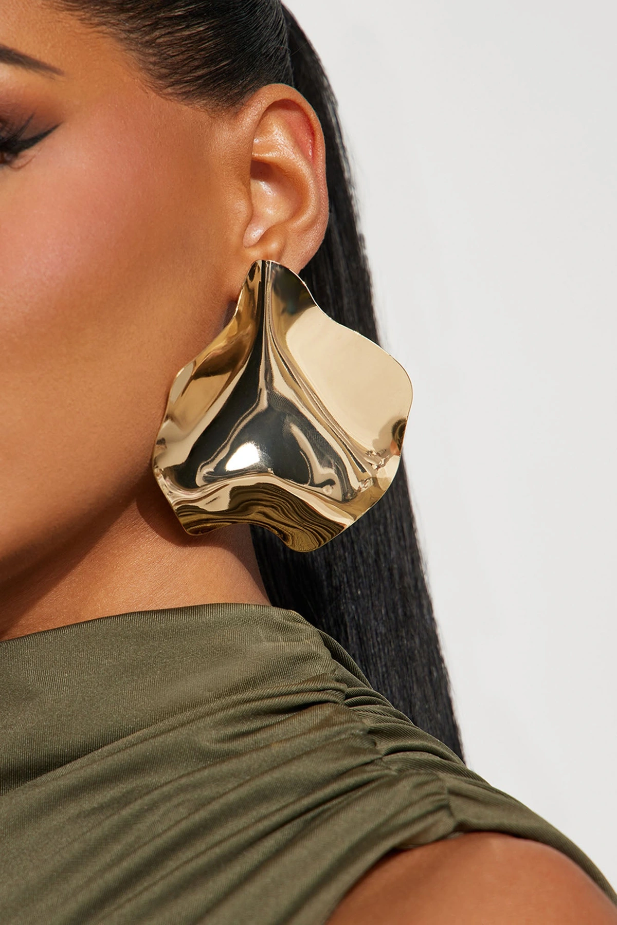 Golden Foil Flakes Earrings - Gold — Dourado