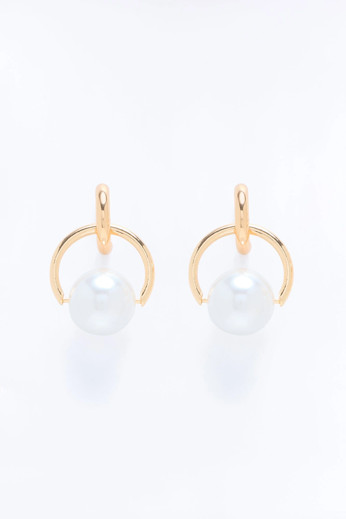 Casually Chic Pearl Earrings - Gold — Dourado