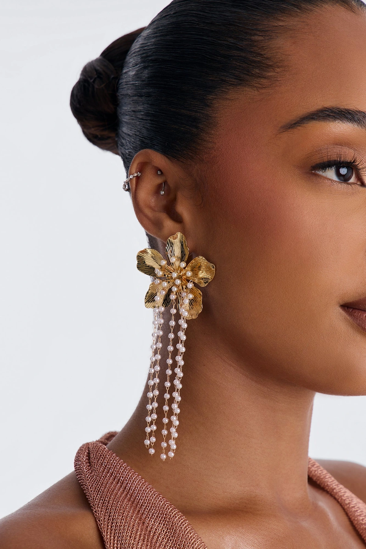 Pearl Kissed Petal Drop Earrings - Gold — Dourado