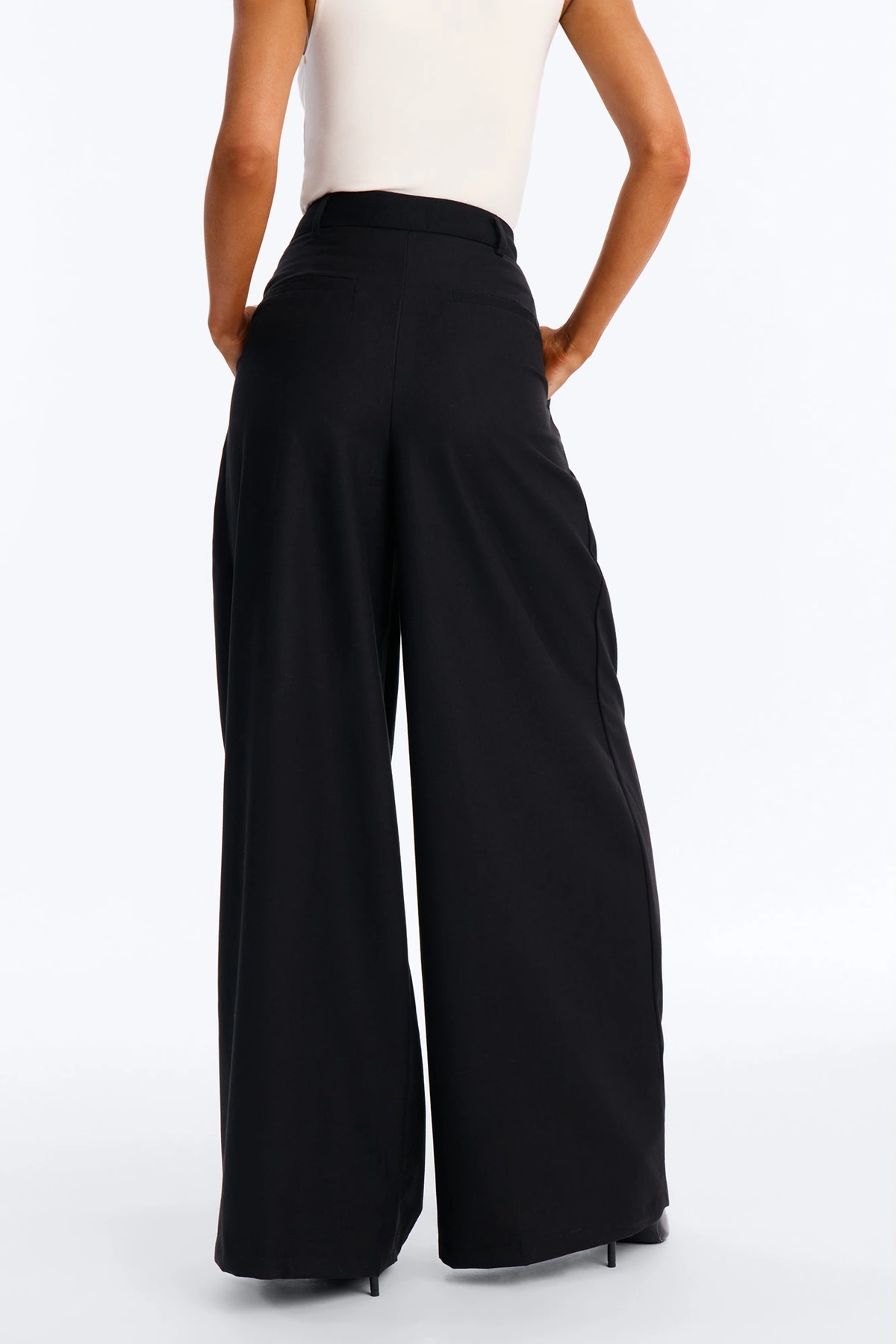 Executive Realness Pleated Wide Leg Trouser 33″ - Black — Preto