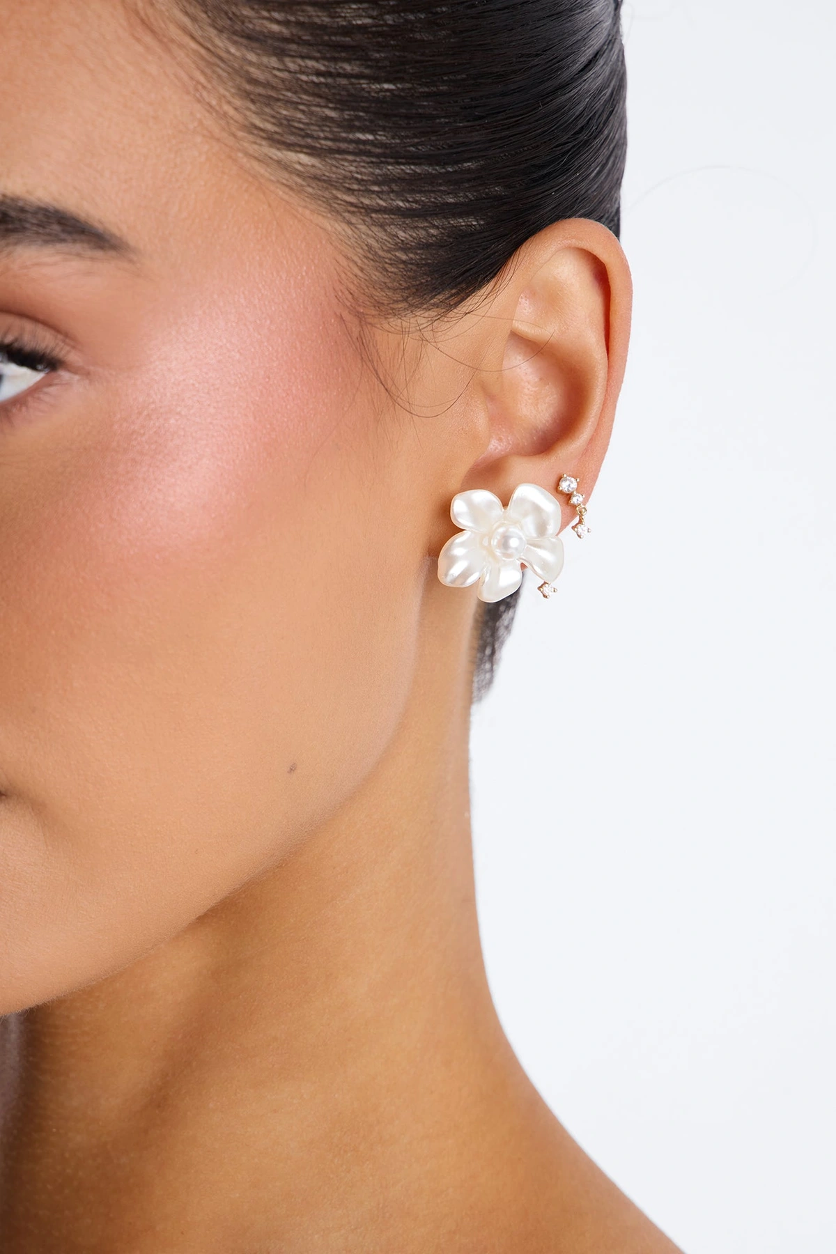 Petal Love Stud Earrings - White — Branco