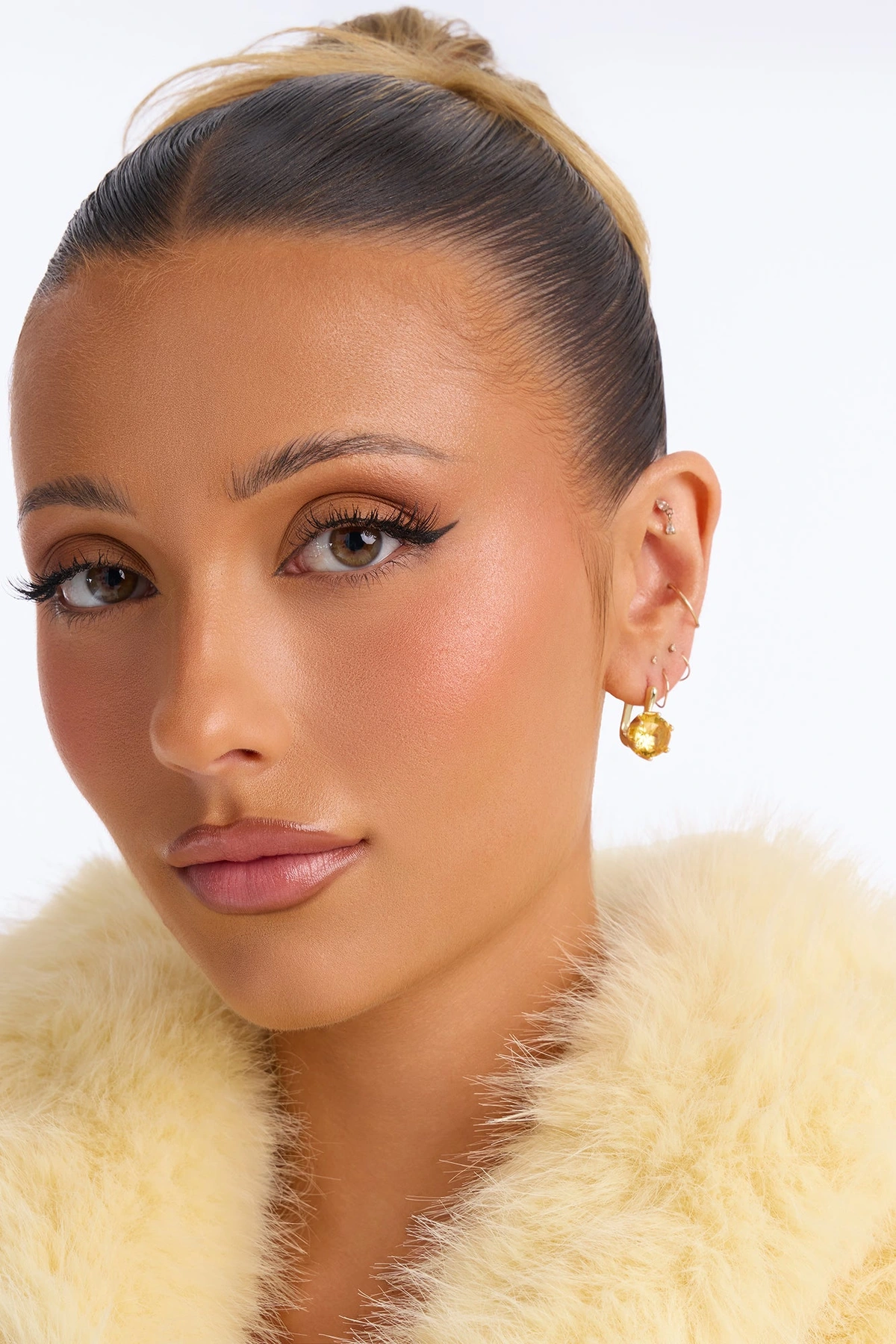Left An Impression Stud Earrings - Gold/Yellow — Dourado/Amarelo
