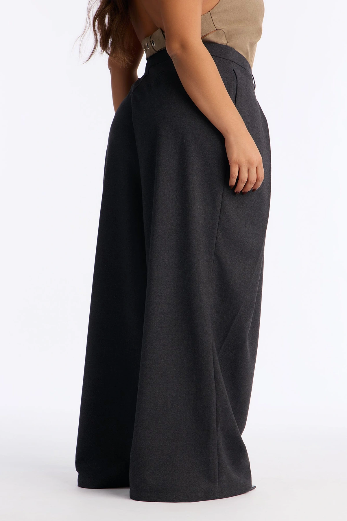 Executive Realness Pleated Wide Leg Trouser 33″ - Charcoal — Cinzento-escuro