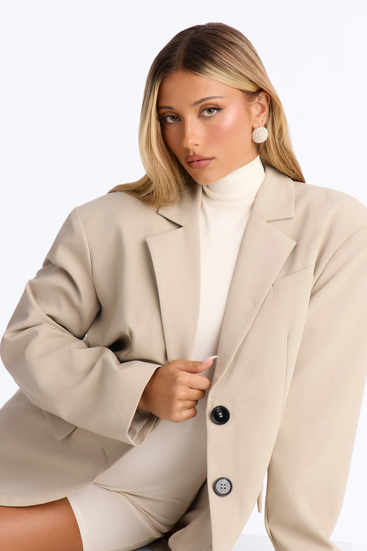 A Little Flirty Stud Earrings - White — Branco