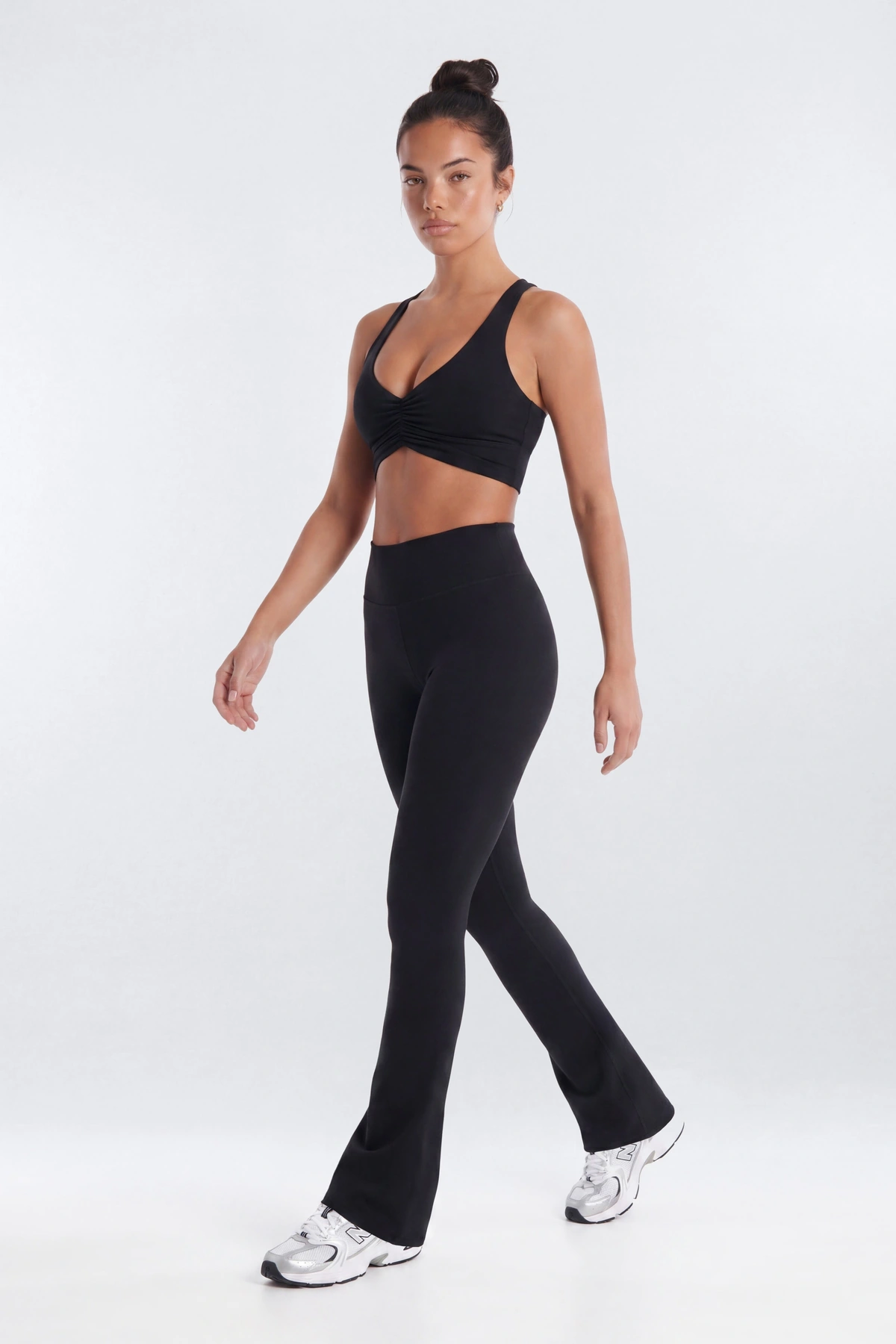 CloudForm™ 32″ Flare Legging - Black — Preto