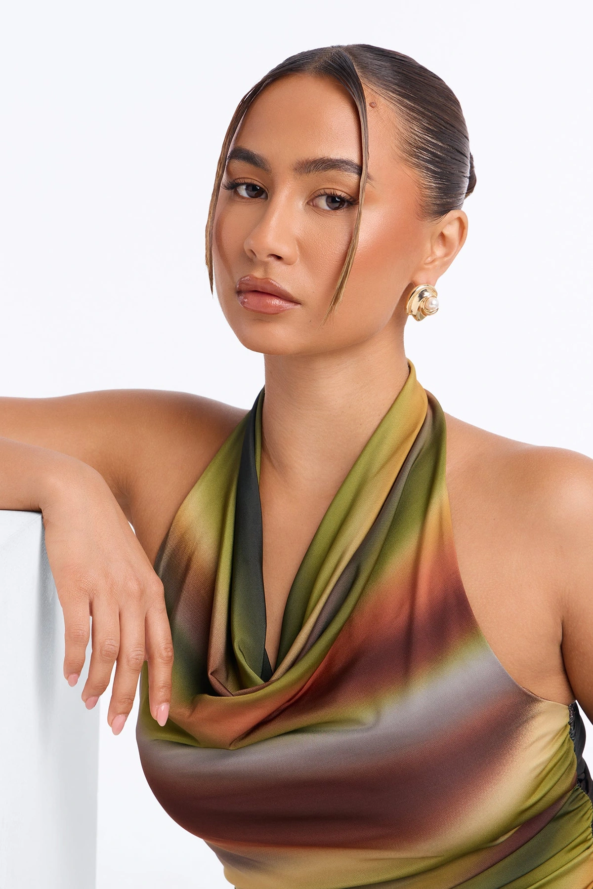 Caught Within Stud Earrings - Gold — Dourado